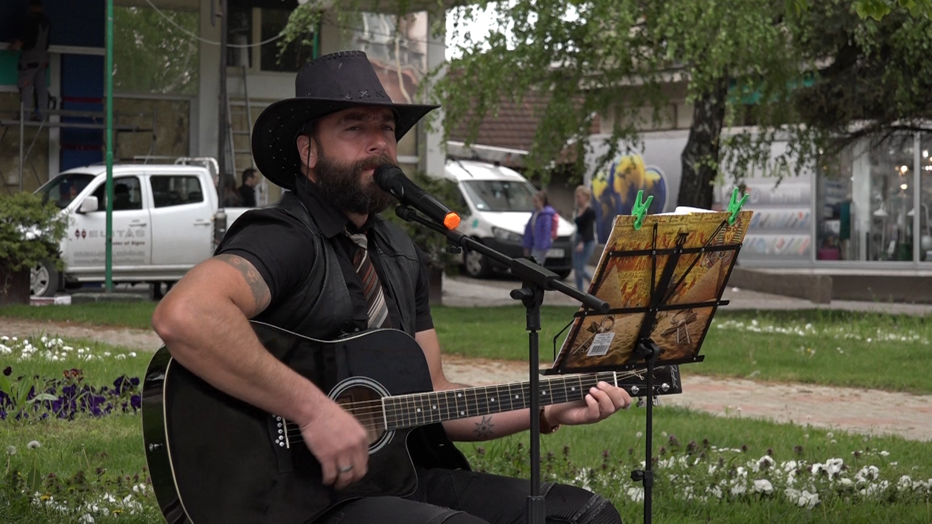 Ulični svirač iz Jagodine svira gitaru u Paraćinu
