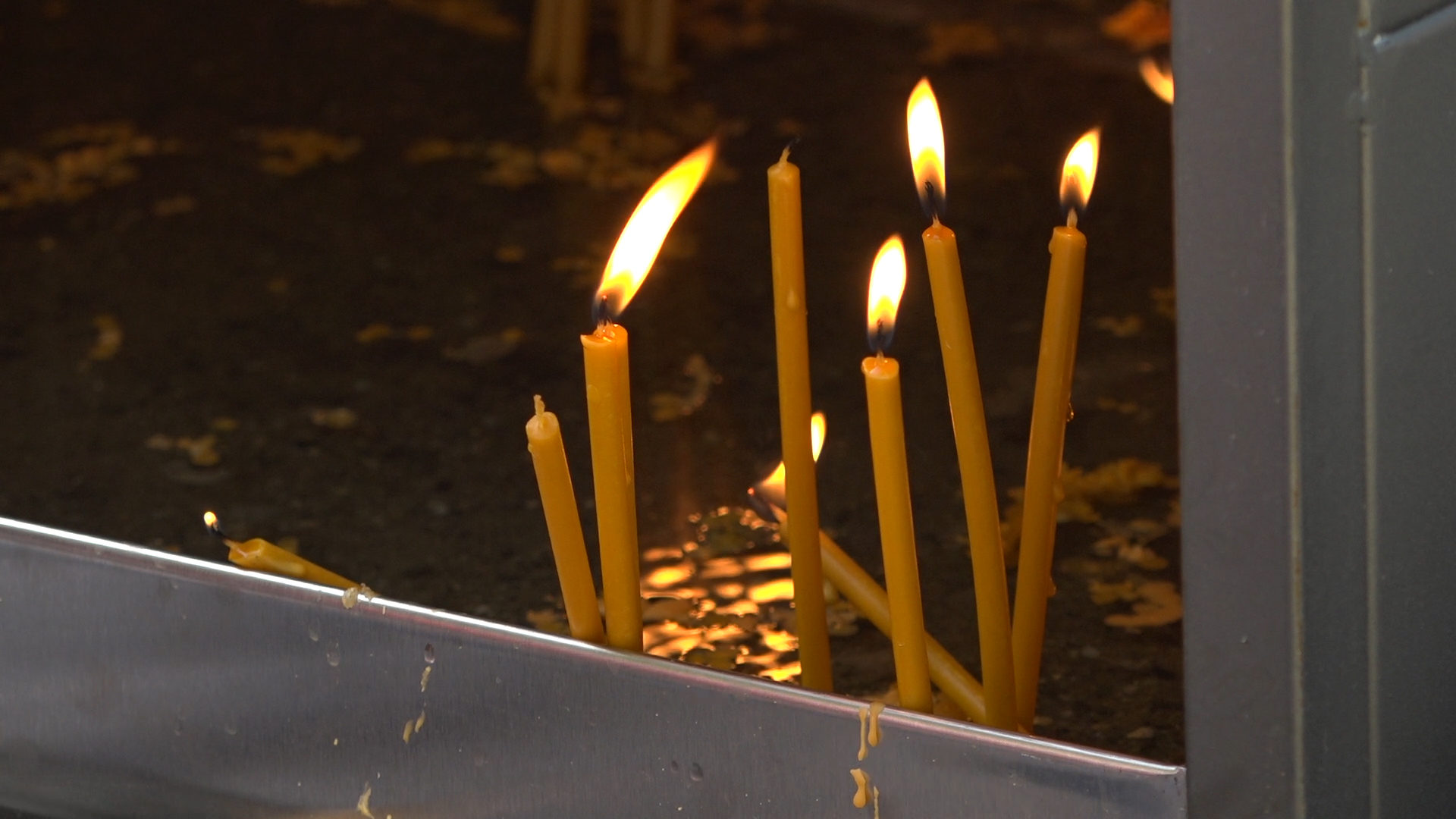 Paljenjem sveća u crkvi Svete Trojice Paraćinci večeras odaju počast žrtvama stradalim u školi “Vladislav Ribnikar”