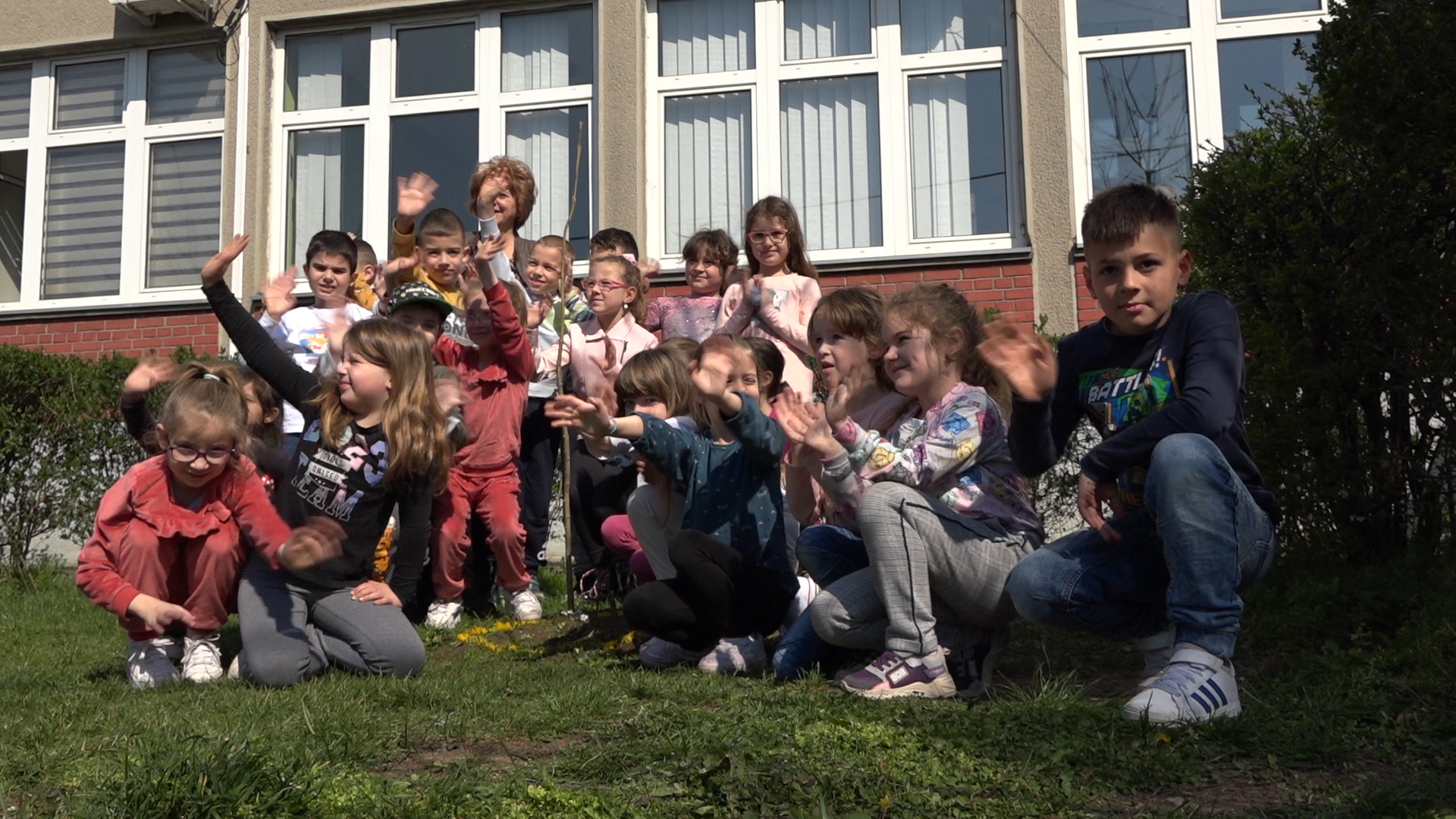 Prvaci OŠ „Stevan Jakovljević“ zasadili javor i hrast u školskom dvorištu