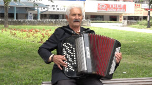 Dragi Kadrić svira harmoniku u centru Paraćina