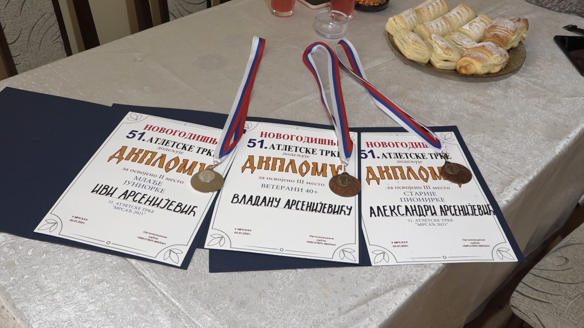 Tri medalje sa Novogodišnje atletske trke za članove porodice Arsenijević iz Paraćina