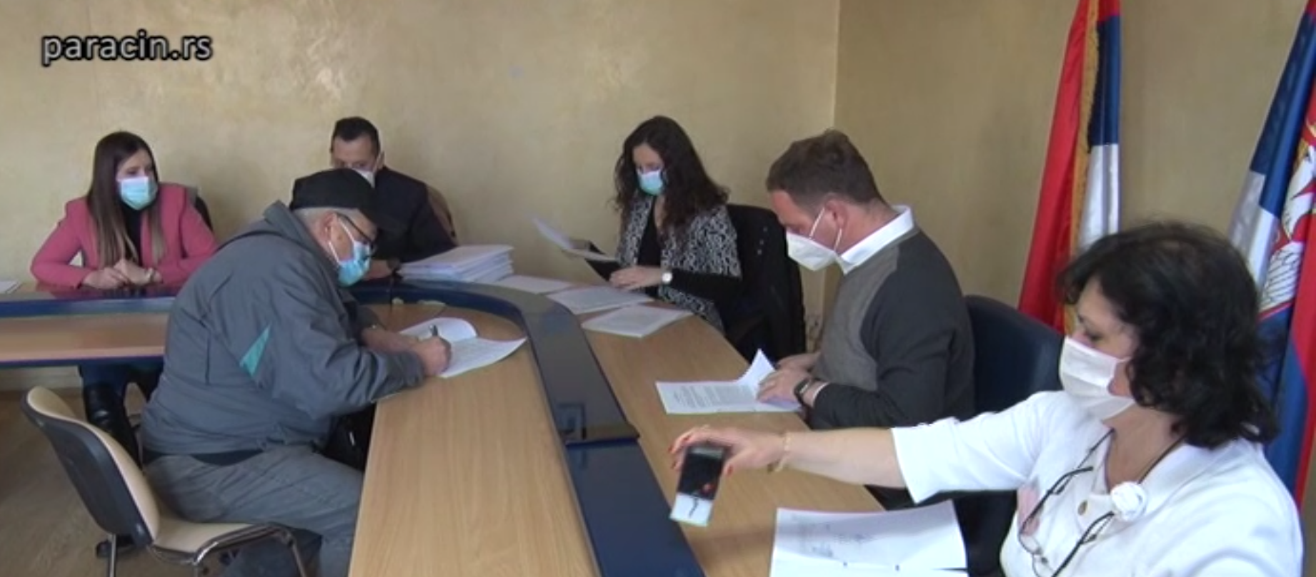 Dvanaest izbegličkih porodica u Paraćinu potpisalo ugovore za otkup stanova