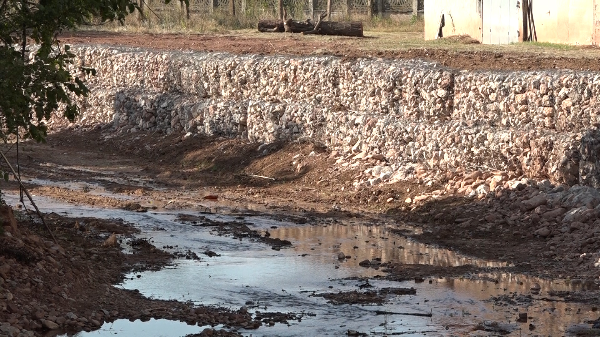 Uređenjem korita reke Grze u selu Izvor smanjuje se mogućnost erozije