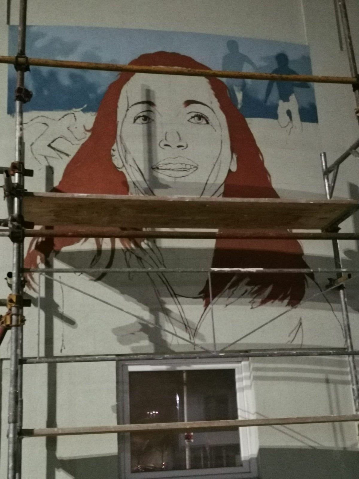 Marija Komarac oslikava mural Veri Nikolić u Kruševcu