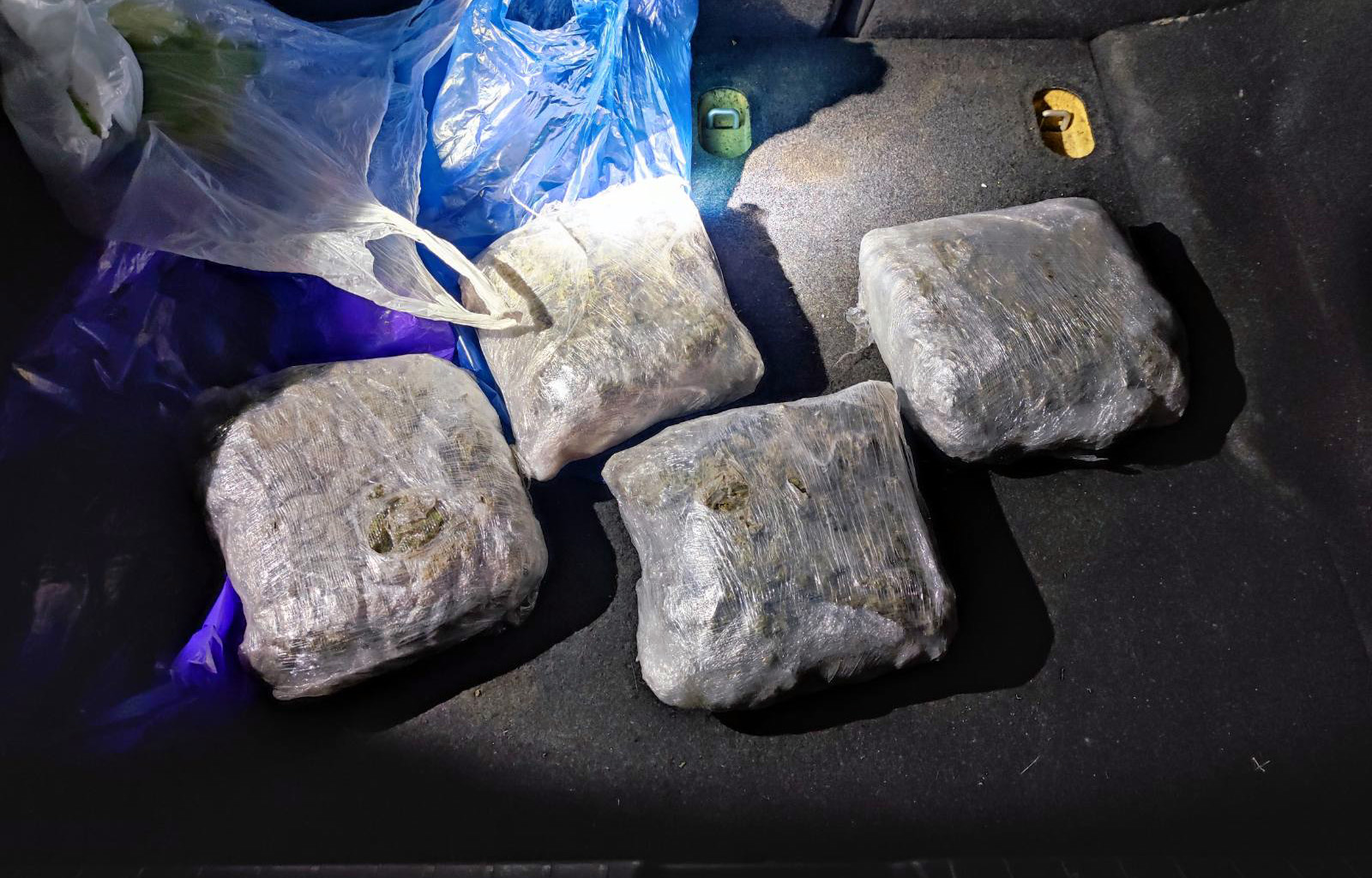Policija Paraćincu pronašla 2 kilograma marihuane u gepeku automobila