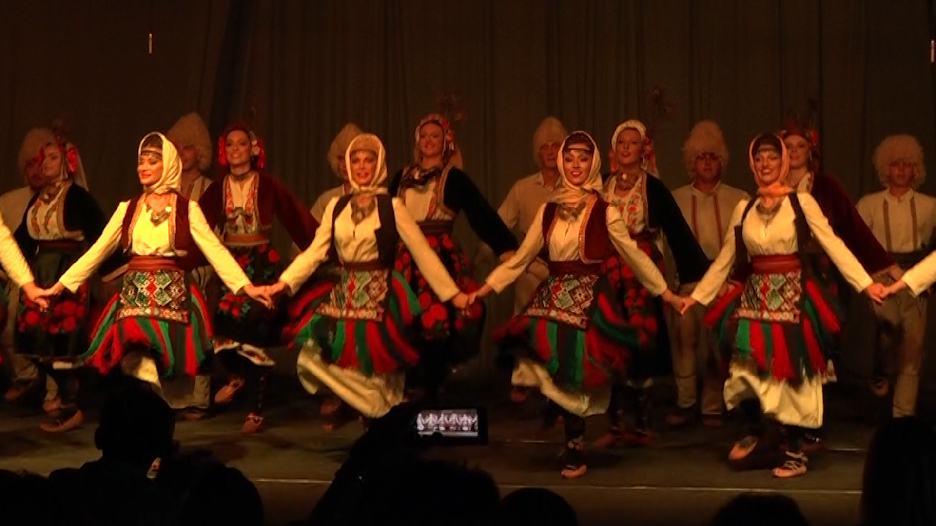 Skoro dva sata vrhunskog folklora na letnjoj pozornici Doma kulture u Drenovcu