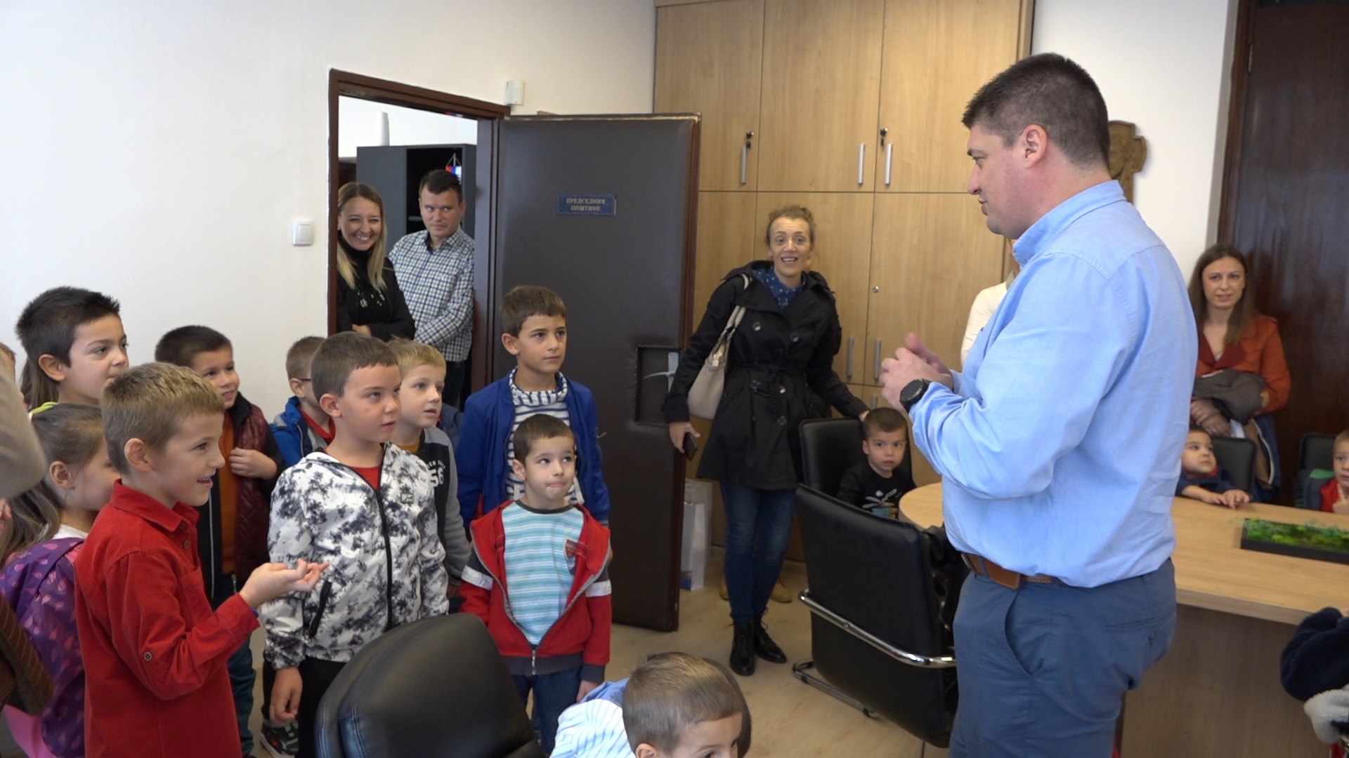 Predsednik opštine Paraćin ugostio mališane iz PU „Bambi“