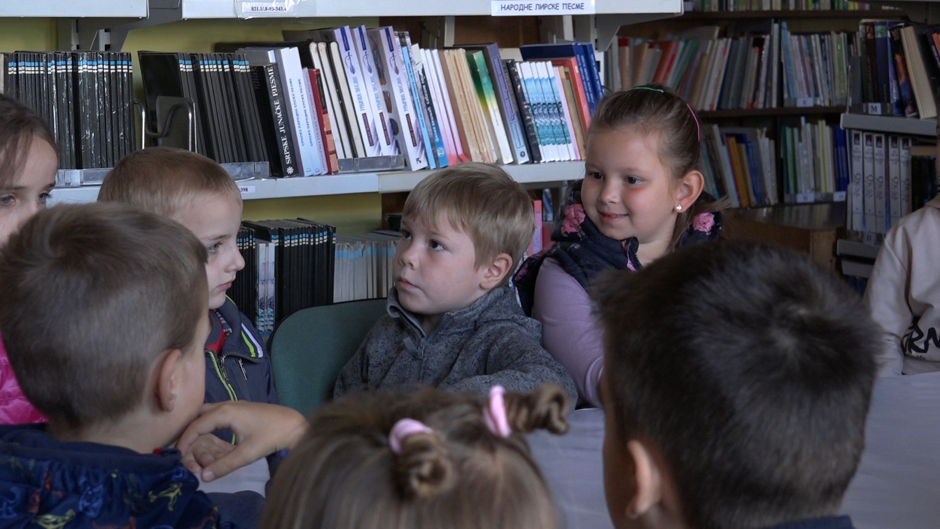 Učenici iz Davidovca i Glavice posetili biblioteku u okviru Dečije nedelje