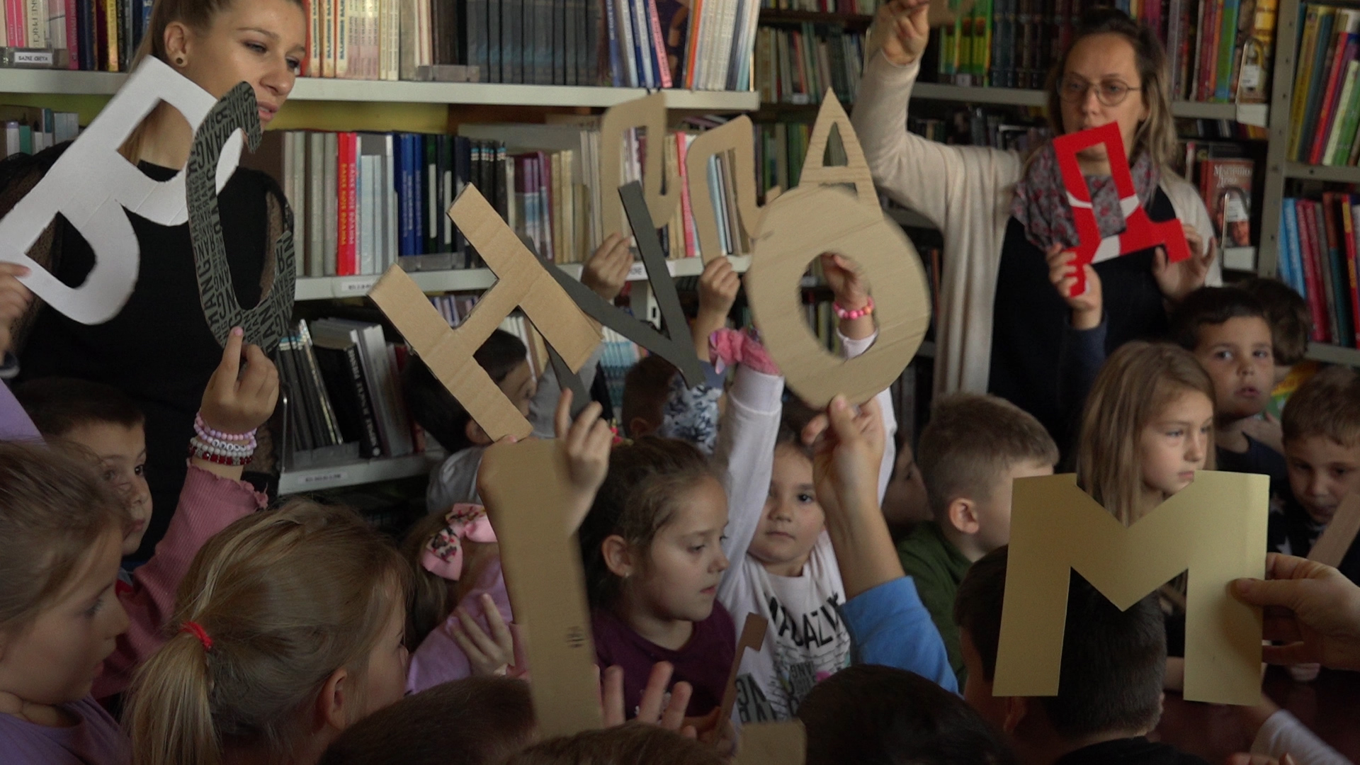 Poseta dece iz PU Bambi paraćinskoj biblioteci tokom Vukove nedelje
