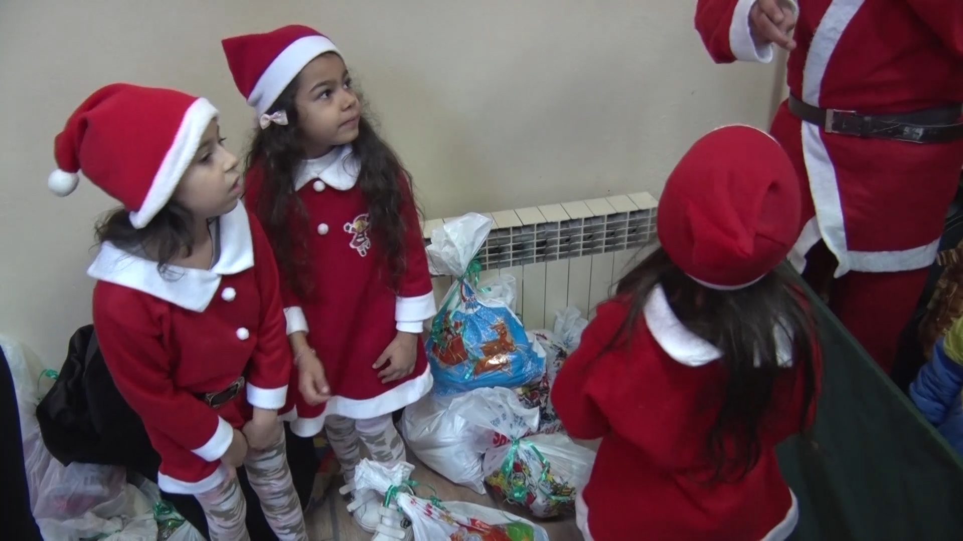UG „Đurđevdan“ podelilo novogodišnje paketiće romskoj deci