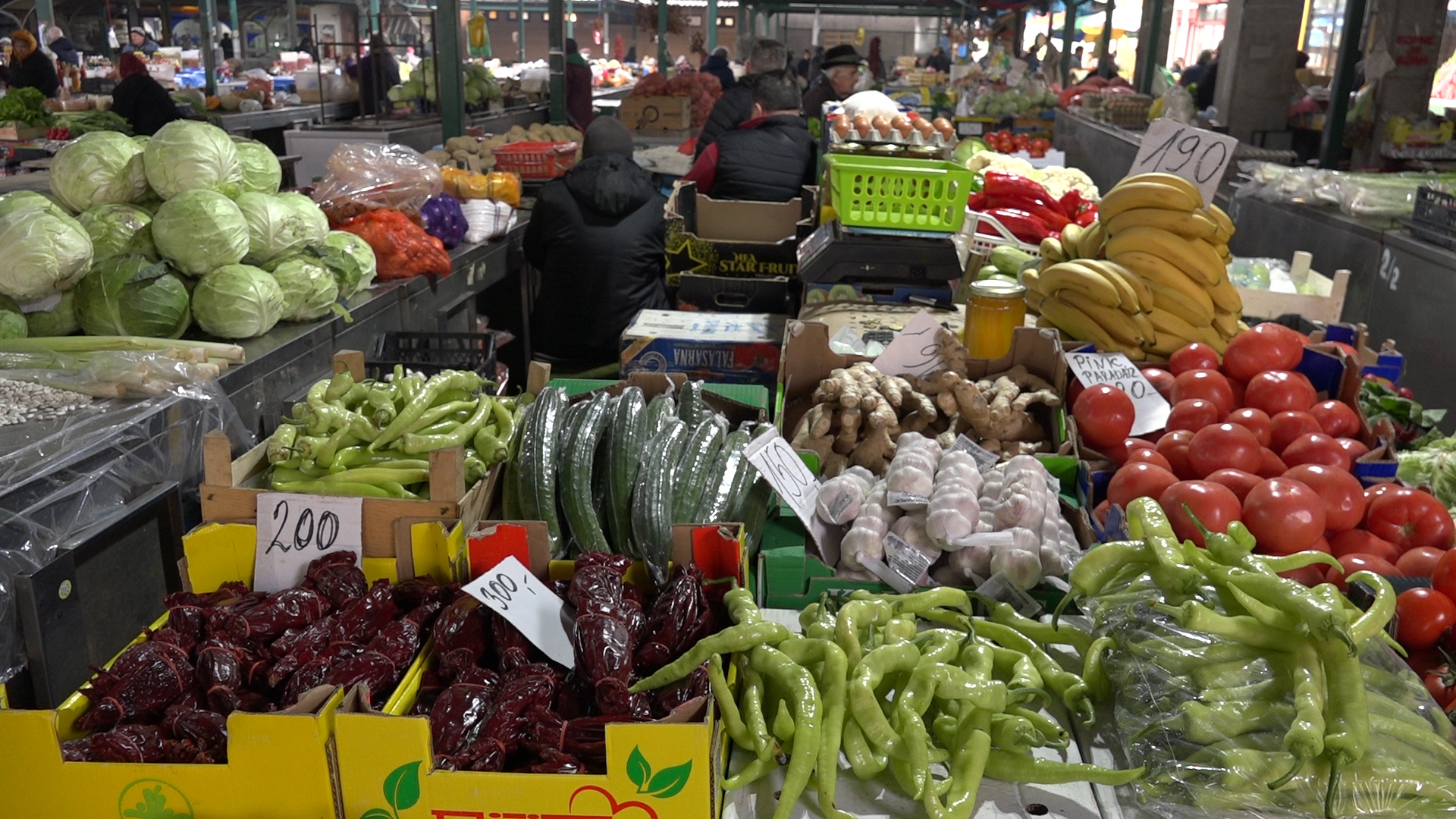 Cena voća i povrća na paraćinskoj Zelenoj pijaci