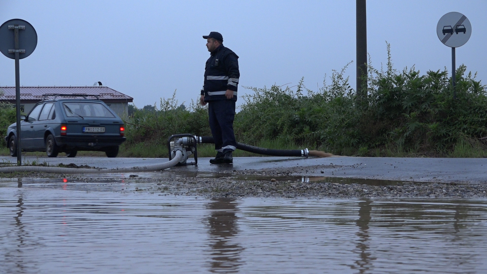 Poplavljena domaćinstva u nekoliko paraćinskih sela, poznat broj telefona za pomoć