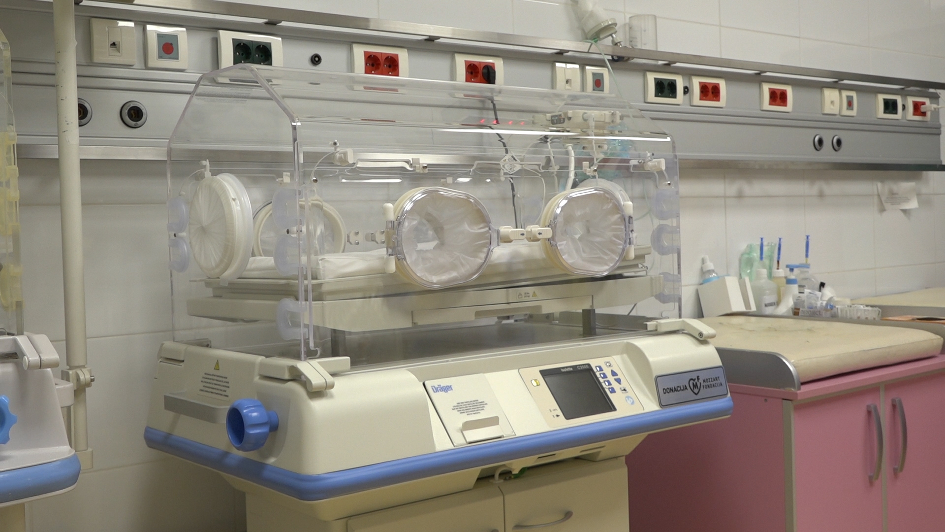 Fondacija Mozzart donirala inkubator paraćinskoj Opštoj bolnici