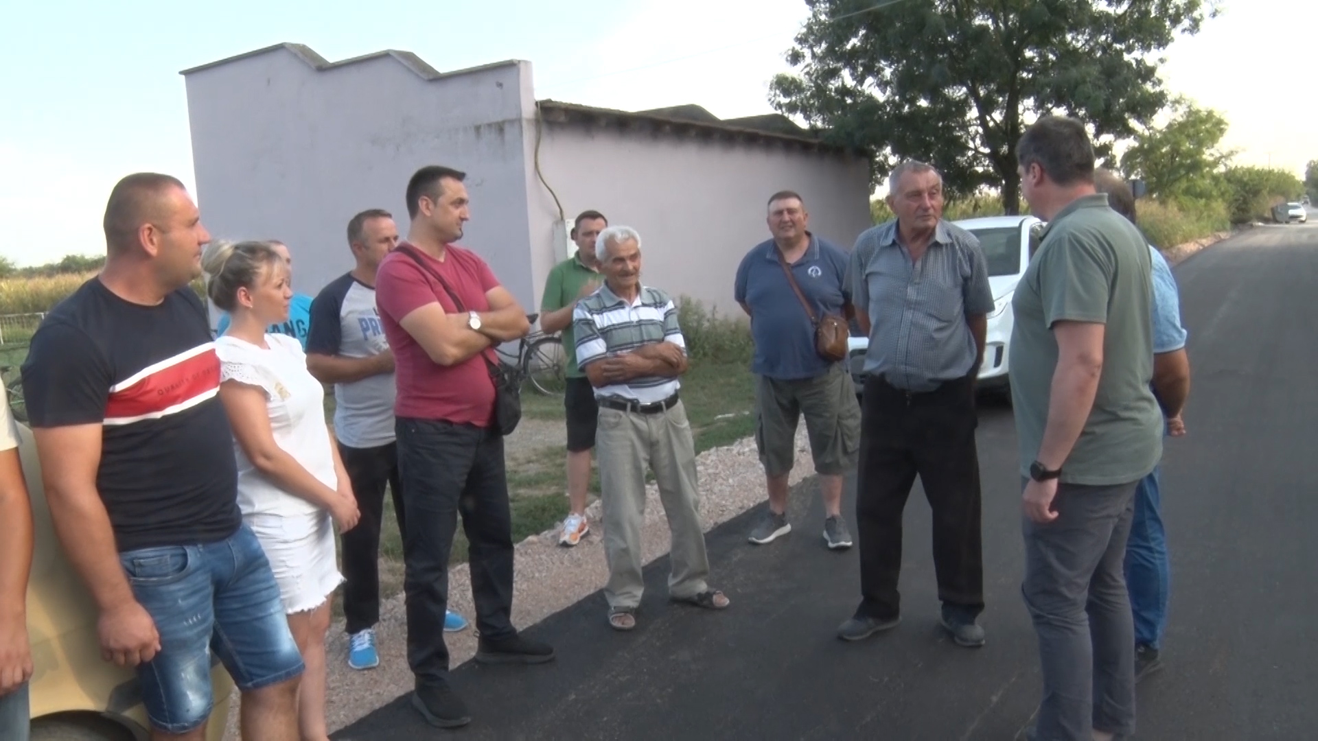 Predsednik opštine Vladimir Milicević nakon asfaltiranja puta razgovarao sa meštanima Donjeg Vidova