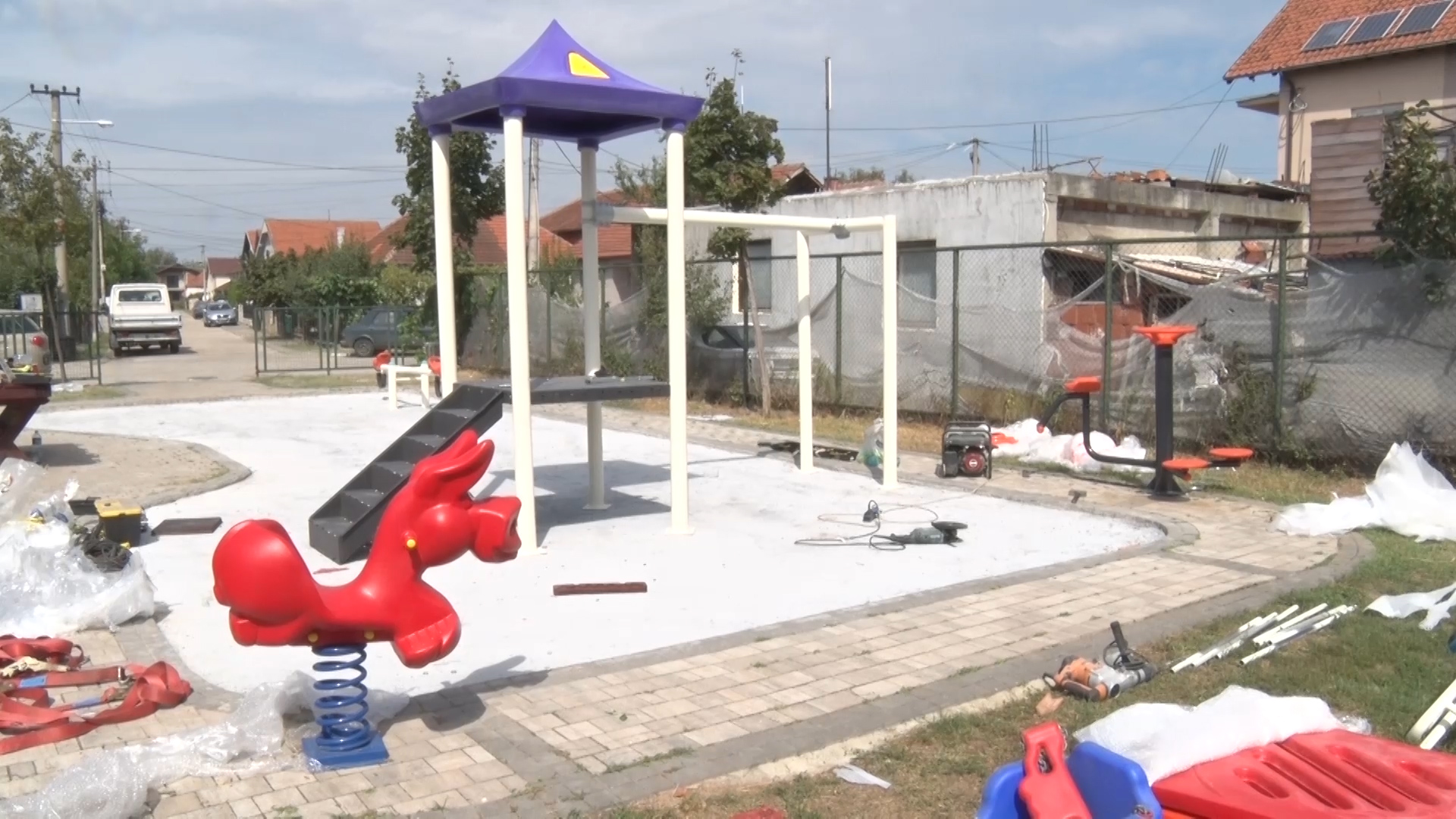 Postavljanje mobilijara na dečijem igralištu u Ruđera Boškovića