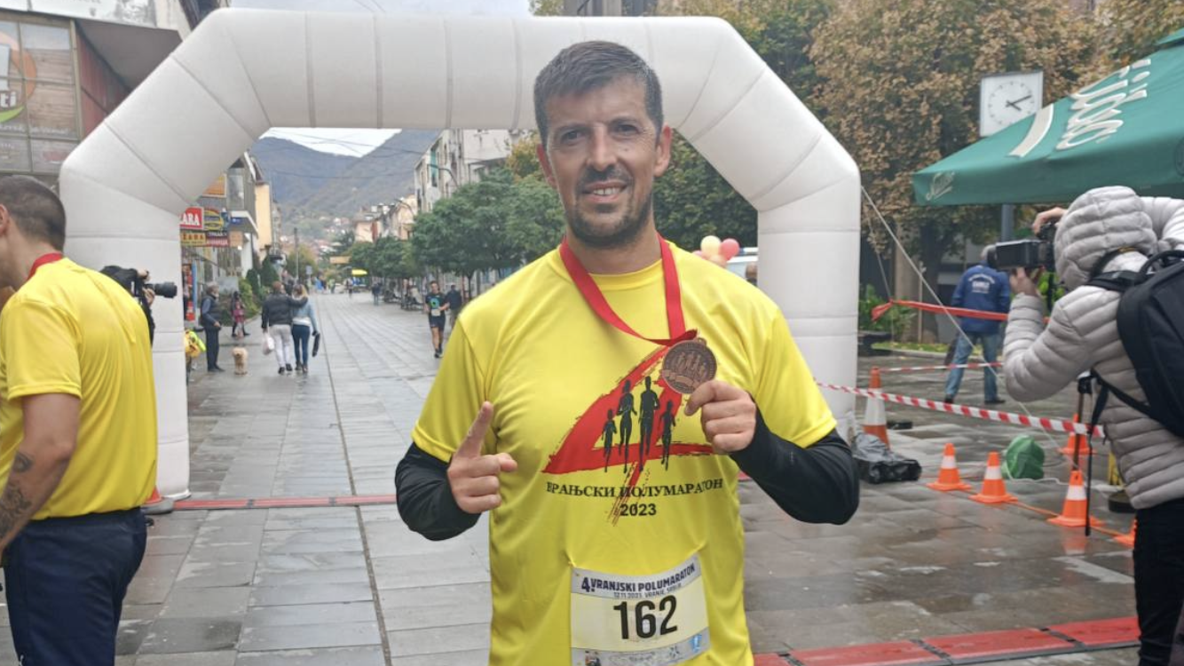 Paraćinac Saša Petrović istrčao polumaraton u Vranju i posvetio ga Danu primirja