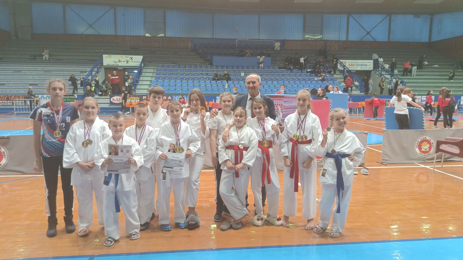 Osamnaest medalja za paraćinski Karate klub “Samuraj”