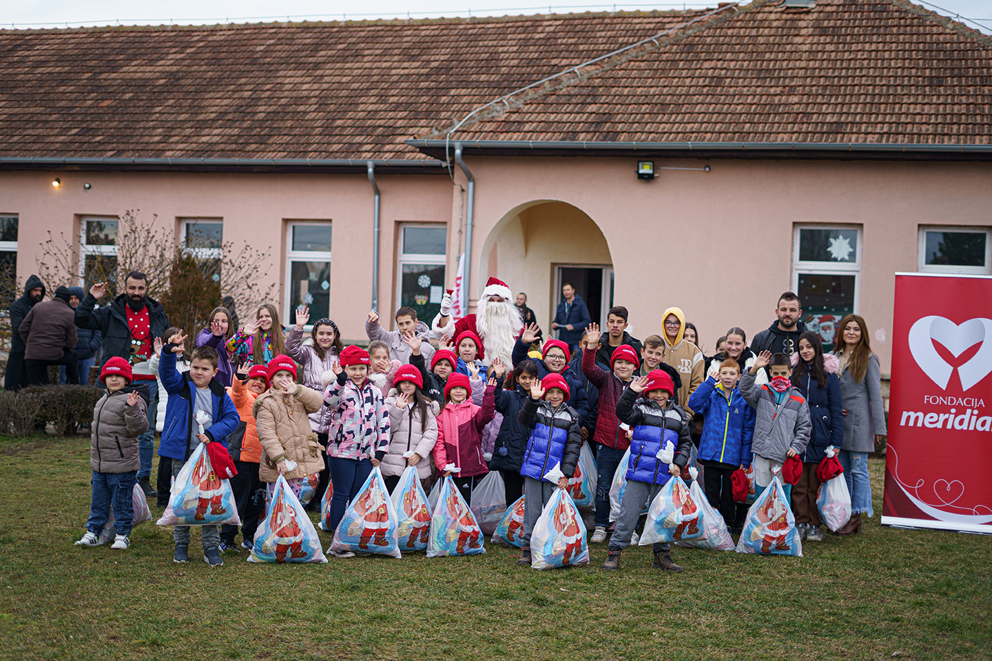 Radost koja nema cenu: Meridian fondacija novogodišnjim paketićima obradovala mališane na Kosovu i Metohiji
