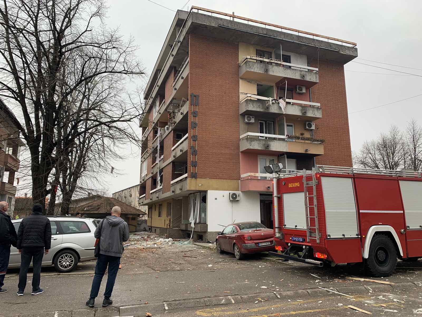 Jaka eksplozija u jednom od stanova u ulici Majora Gavrilovića u Paraćinu (foto i video)