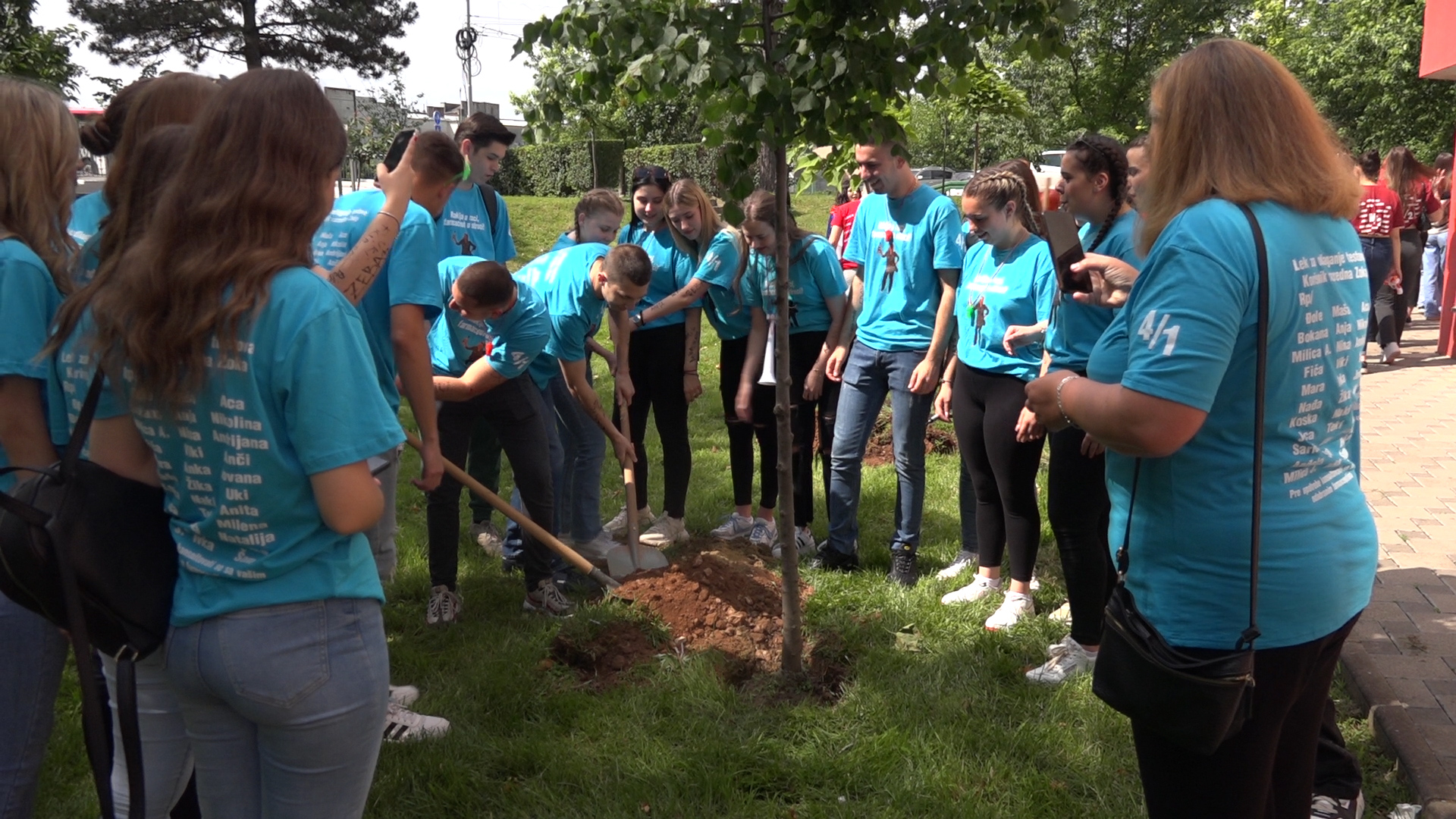 Maturanti Tehnološke škole zasadili još četiri sadnice drveća u Generacijski park