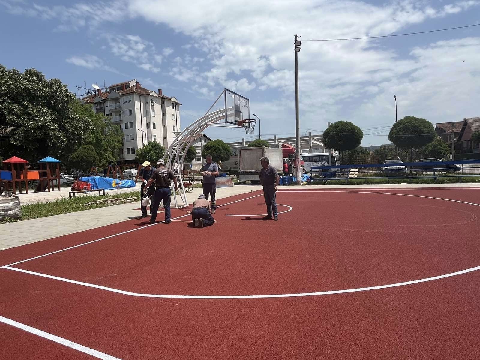 Privode se kraju radovi na izgradnji košarkaškog terena i dečijeg igrališta u MZ Gloždak