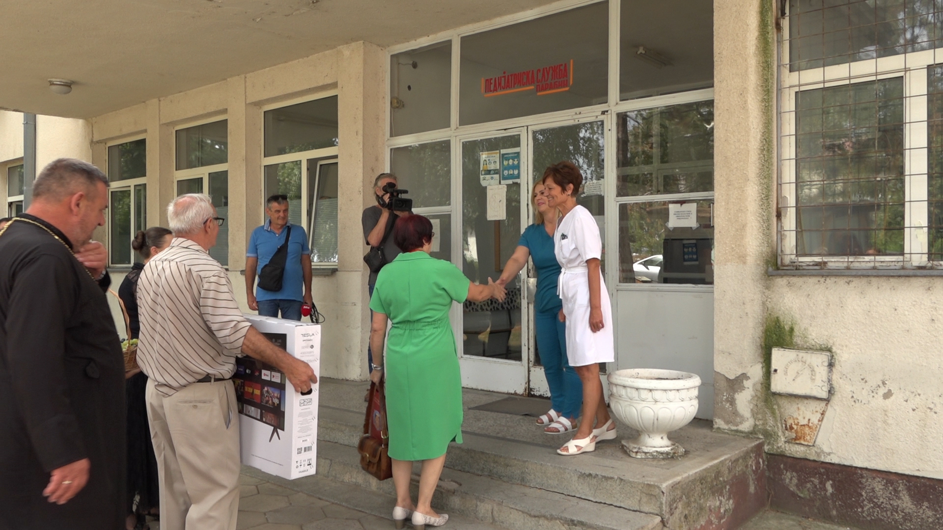 Kolo srpskih sestara doniralo televizor Dečijem odeljenju OB Paraćin