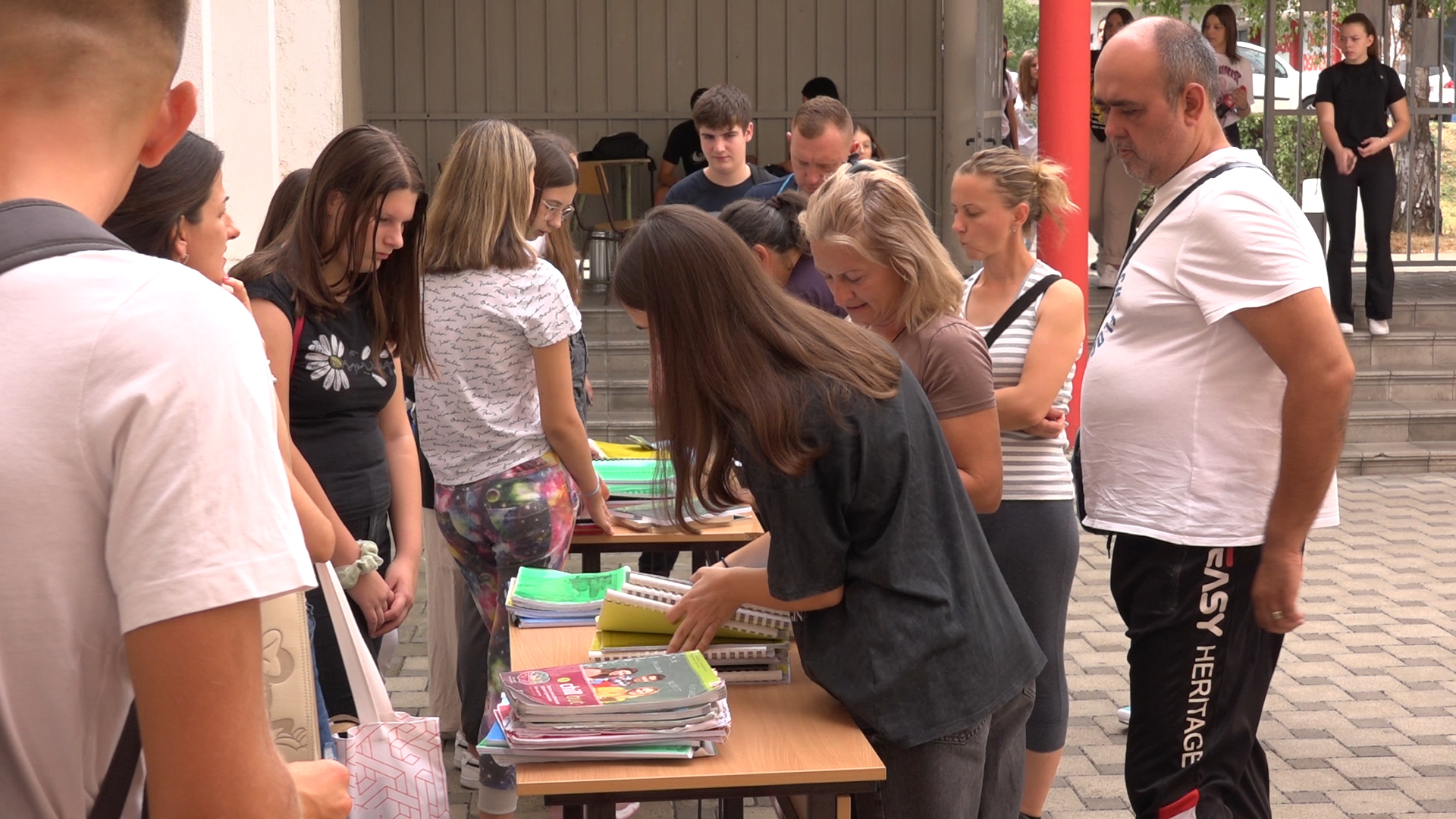 Bazar polovnih udžbenika u Tehnološkoj školi (VIDEO)