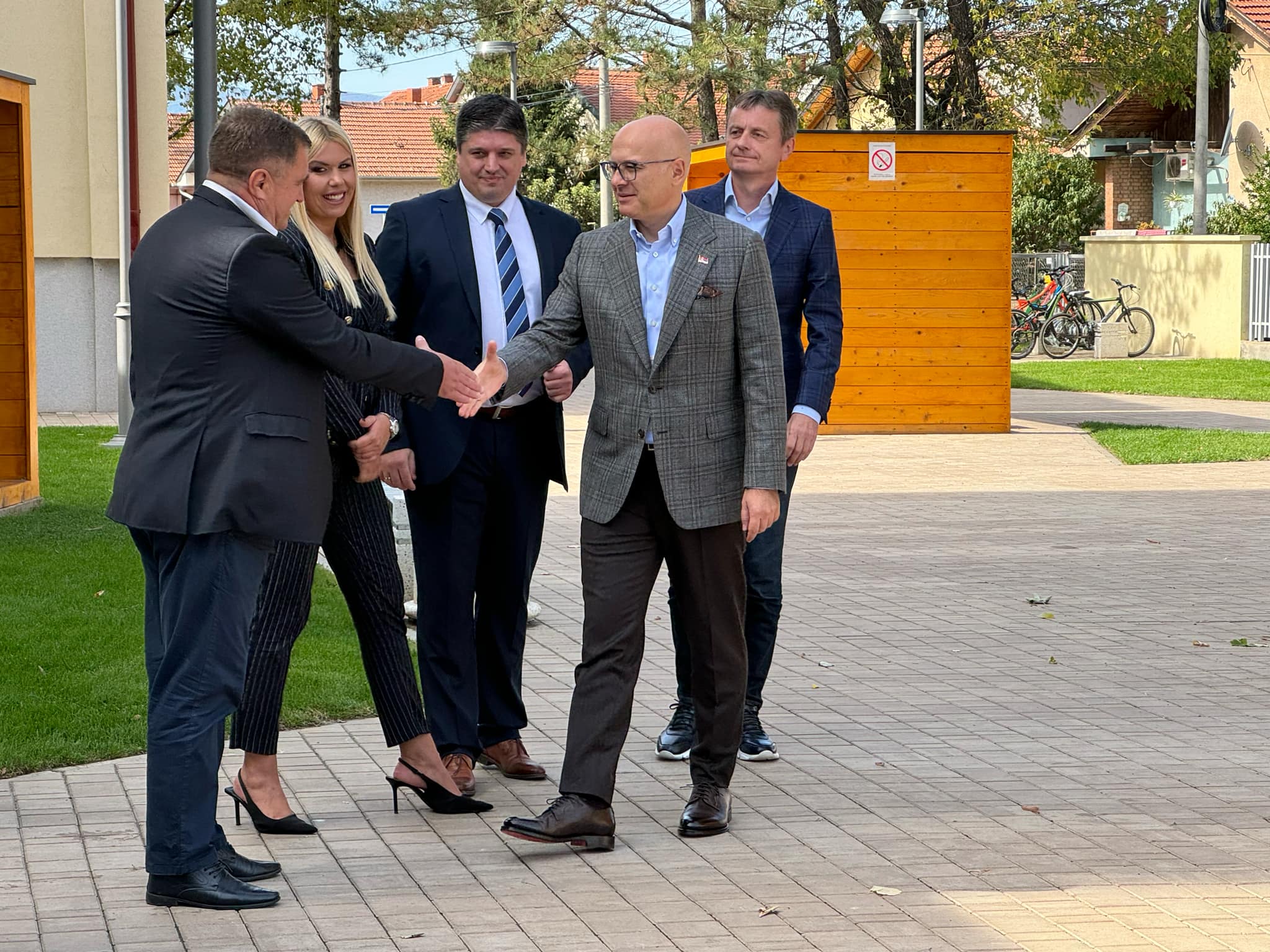 Predsednik Vlade Srbije Miloš Vučević i ministar Darko Glišić obišli renoviranu OŠ „Radoje Domanović“ (FOTO)