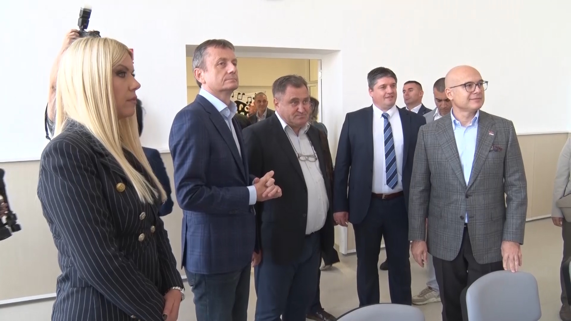 Premijer Srbije Miloš Vučević i ministar Darko Glišić obišli OŠ „Radoje Domanović“ u Paraćinu (VIDEO)