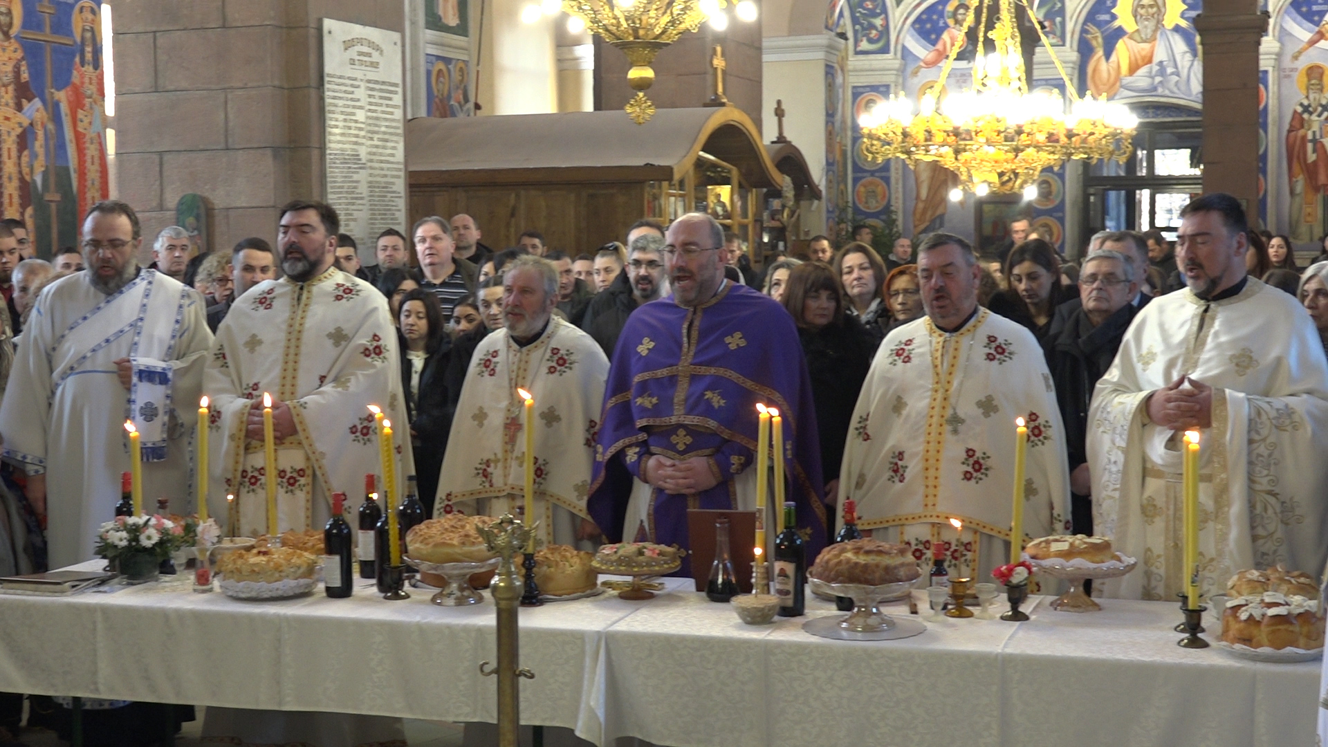 Crkva Svete Trojice, paraćinski školarci i direktori škola sečenjem kolača proslavili Svetog Savu (VIDEO)