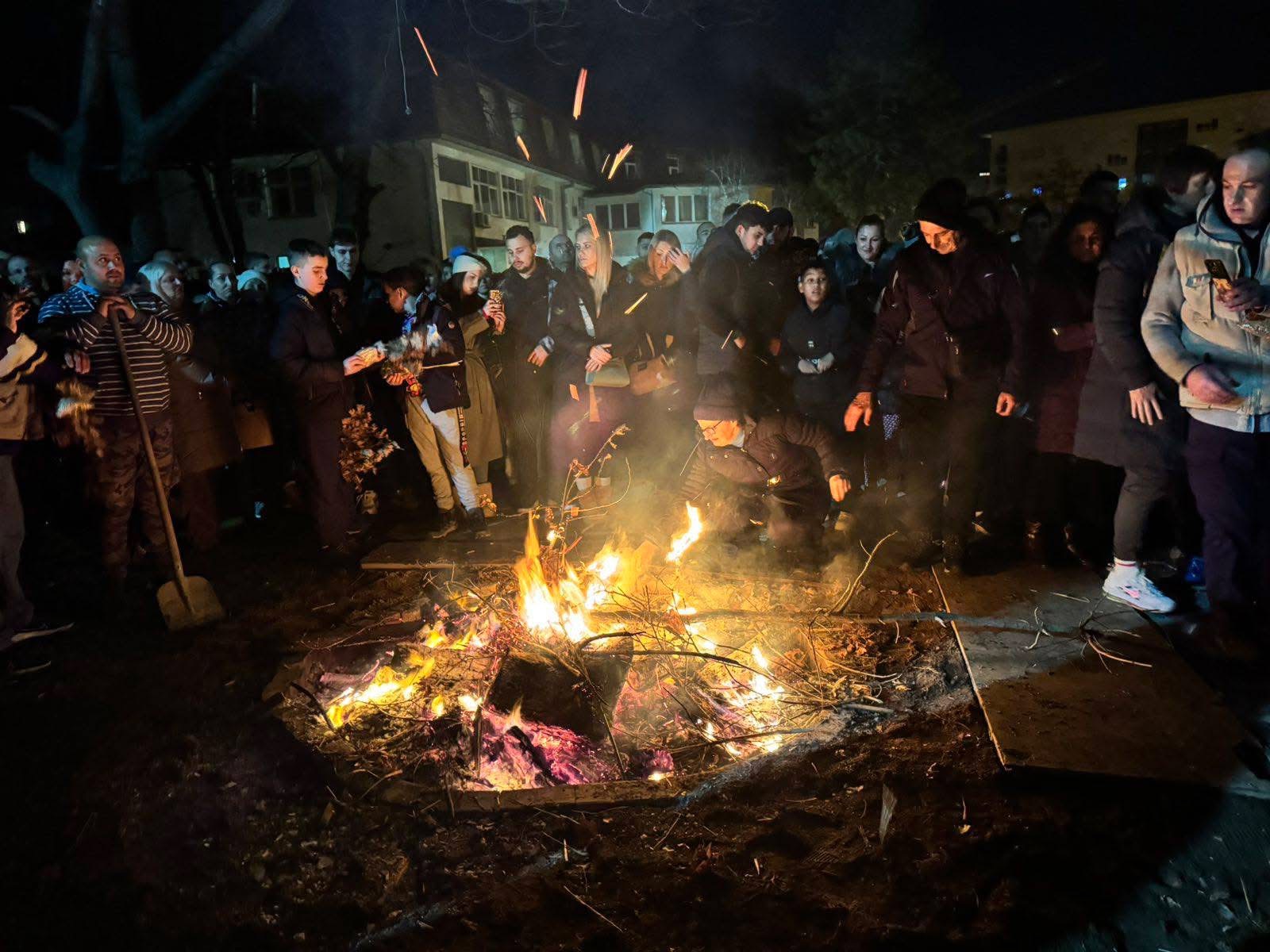 Badnje veče – paljenje badnjaka u porti crkve Svete Trojice (FOTO)