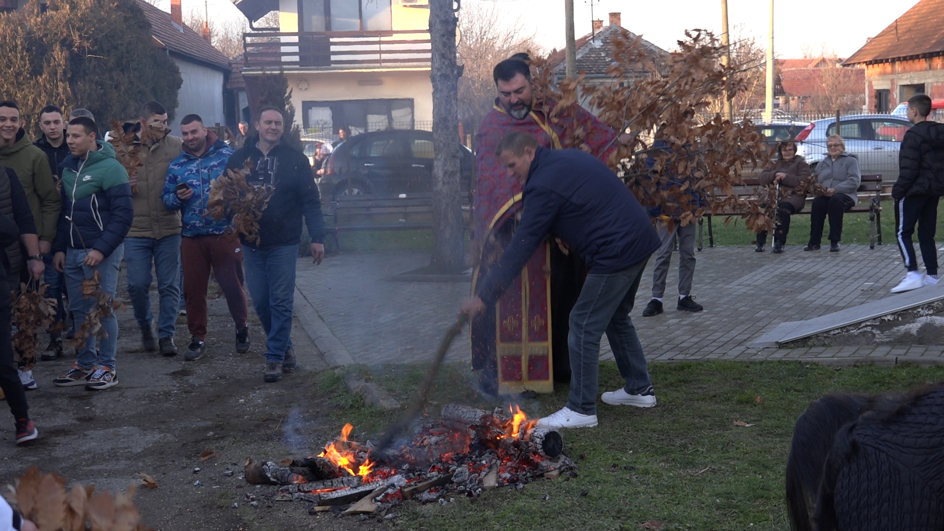 Paljenje badnjaka u crkvi Svetog Marka u Striži (VIDEO)