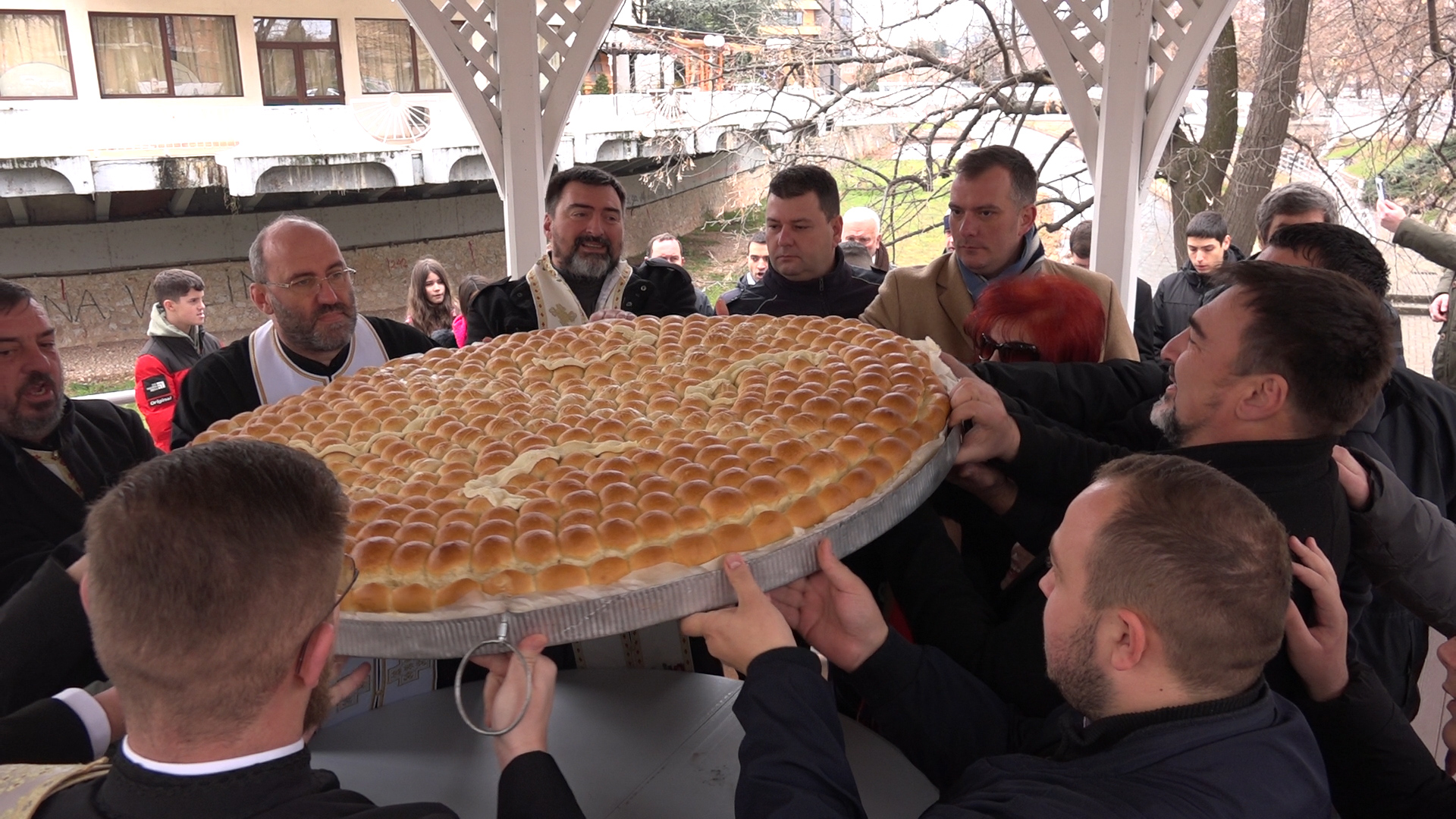 Tradicionalno lomljenje česnice na Božić